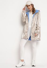 Born2be - Jasnoniebieska Kurtka Dwustronna z Nieodpinanym Kapturem i Metalicznym Efektem Lirednil. Kolor: niebieski. Wzór: gładki. Styl: elegancki #5