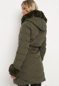 Born2be - Ciemnozielona Pikowana Kurtka Zimowa z Paskiem i Futerkowymi Obszyciami z Możliwością Odpięcia Hedirra. Okazja: na co dzień. Kolor: zielony. Materiał: jeans. Sezon: zima. Styl: casual, elegancki #5