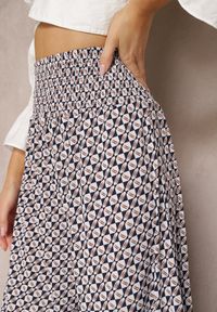 Renee - Granatowo-Białe Spodnie High Waist z Bawełny z Rozszerzanymi Nogawkami i Gumką Nereialla. Stan: podwyższony. Kolor: niebieski. Materiał: bawełna. Wzór: aplikacja #5