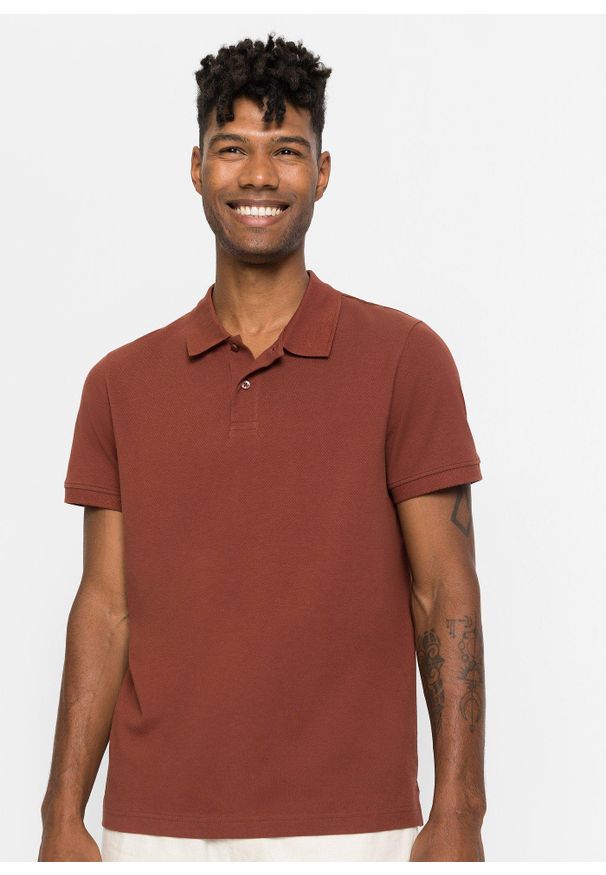 bonprix - Koszulka polo z czystej bawełny organicznej piqué. Typ kołnierza: polo. Kolor: brązowy. Materiał: bawełna. Długość rękawa: krótki rękaw. Długość: krótkie