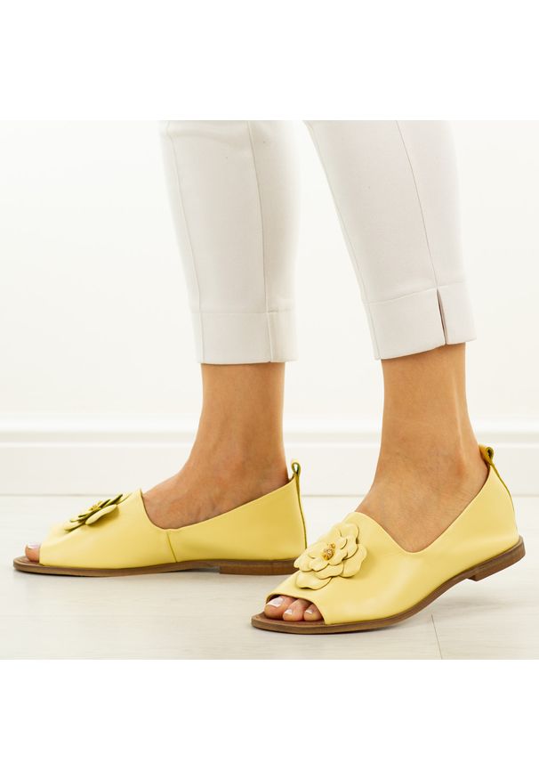 DEONI - Żółte 126 skórzane Polskie sandały damskie z zakrytą piętą Deoni D487A. Okazja: na co dzień. Kolor: żółty. Materiał: skóra. Wzór: aplikacja, kwiaty. Sezon: wiosna, lato. Styl: elegancki, casual