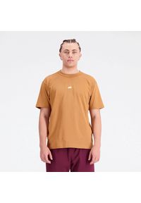 Koszulka męska New Balance MT31504TOB – brązowa. Kolor: brązowy. Materiał: bawełna. Długość rękawa: krótki rękaw. Długość: krótkie. Wzór: napisy