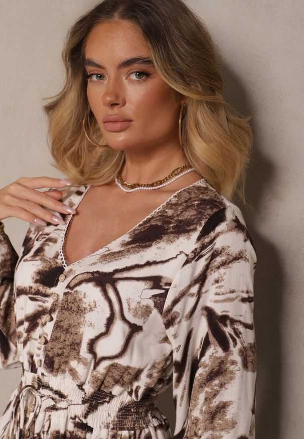 Renee - Brązowa Rozkloszowana Sukienka z Wiskozy w Abstrakcyjny Wzór z Gumką w Pasie Felpio. Okazja: na co dzień. Typ kołnierza: dekolt w serek. Kolor: brązowy. Materiał: wiskoza. Długość rękawa: długi rękaw. Styl: elegancki, casual