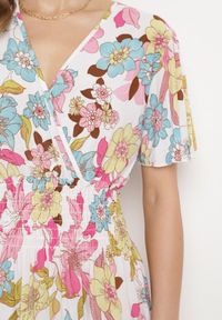 Born2be - Biało-Różowa Sukienka w Kwiaty z Kopertowym Dekoltem i Gumkami w Pasie Lomanda. Okazja: na spacer, na co dzień. Typ kołnierza: dekolt kopertowy. Kolor: biały. Wzór: kwiaty. Sezon: lato. Typ sukienki: kopertowe. Styl: elegancki, casual, klasyczny. Długość: midi #5