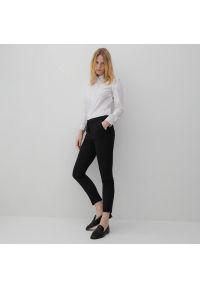 Reserved - Eleganckie spodnie z elastycznym pasem - Czarny. Kolor: czarny. Styl: elegancki #1