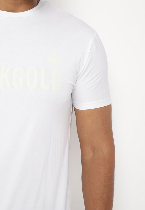 Born2be - Biała Klasyczna Koszulka z Bawełny z Ozdobnym Napisem Altima. Okazja: na co dzień. Kolor: biały. Materiał: bawełna. Wzór: napisy. Styl: klasyczny