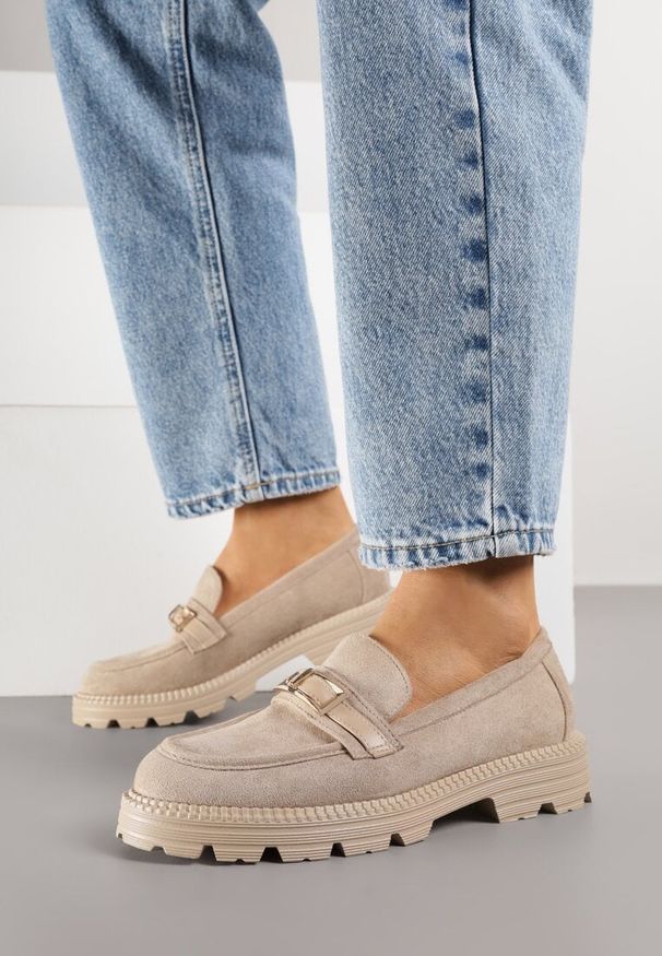Born2be - Beżowe Mokasyny Ozdobione Klamrą Wildbluff. Okazja: do pracy, na spotkanie biznesowe. Zapięcie: klamry. Kolor: beżowy. Materiał: jeans. Wzór: aplikacja. Styl: biznesowy