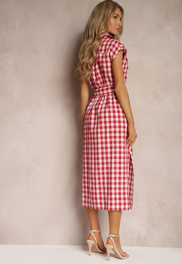 Renee - Czerwona Sukienka z Bawełny o Kroju Koszulowym w Kratę z Paskiem w Talii Revatia. Okazja: na co dzień. Kolor: czerwony. Materiał: bawełna. Typ sukienki: koszulowe. Styl: casual, elegancki, klasyczny