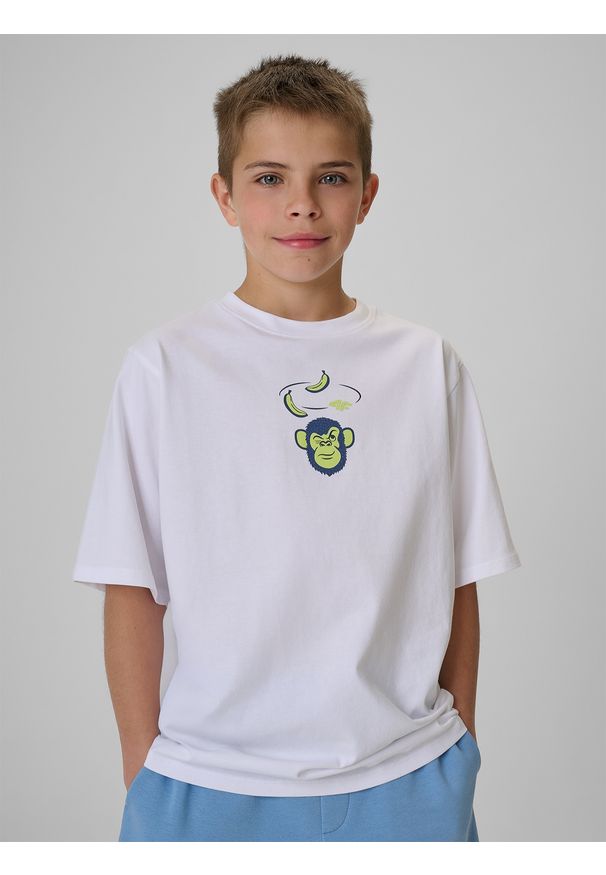 4f - 4F T-shirt loose z nadrukiem chłopięcy - biały 134/140 (8-10 lat). Okazja: na uczelnię, na co dzień, na spacer. Kolor: biały. Materiał: bawełna, dzianina. Wzór: nadruk. Sezon: lato. Styl: casual