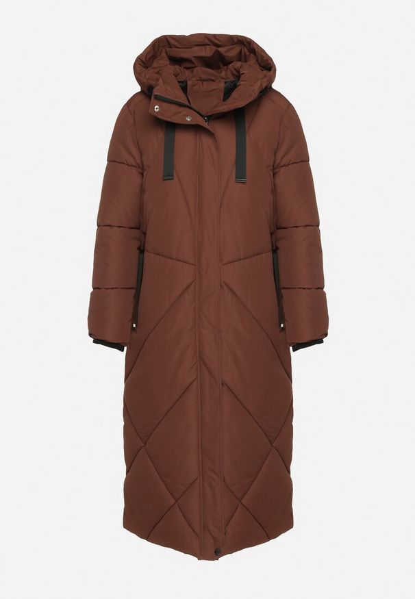 Born2be - Brązowa Pikowana Kurtka o Długim Pudełkowym Kroju z Kapturem i Kieszeniami Attesina. Okazja: na co dzień. Typ kołnierza: kaptur. Kolor: brązowy. Materiał: wełna, jeans. Długość: długie. Sezon: zima. Styl: klasyczny, casual, elegancki