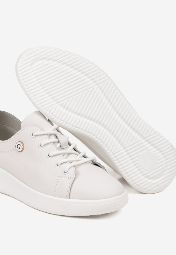 Renee - Białe Skórzane Sneakersy Zdobione Minimalistyczną Aplikacją Velotina. Okazja: na co dzień. Zapięcie: sznurówki. Kolor: biały. Materiał: skóra. Wzór: aplikacja. Obcas: na płaskiej podeszwie