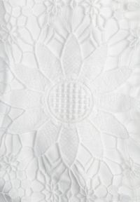 Renee - Biała Sukienka Dopasowana Mini z Koronką i Falbankami Offiamea. Okazja: na co dzień, na imprezę. Typ kołnierza: kołnierz z falbankami. Kolor: biały. Wzór: koronka. Typ sukienki: proste. Materiał: koronka. Długość rękawa: krótki rękaw. Styl: elegancki, casual. Długość: mini #7