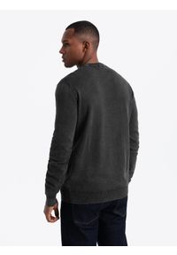 Ombre Clothing - Washowany sweter męski z dekoltem w serek - czarny V1 - Rozmiar: L. Typ kołnierza: dekolt w serek. Kolor: czarny. Materiał: bawełna #4