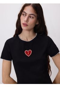 Reserved - T-shirt z aplikacją serce - czarny. Kolor: czarny. Materiał: włókno, bawełna. Wzór: aplikacja #1