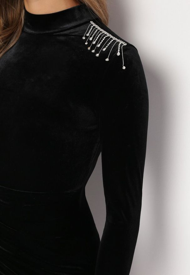 Born2be - Czarna Dopasowana Sukienka Mini z Marszczeniem i Długim Paskiem Elegara. Kolor: czarny. Wzór: aplikacja. Typ sukienki: asymetryczne. Długość: mini