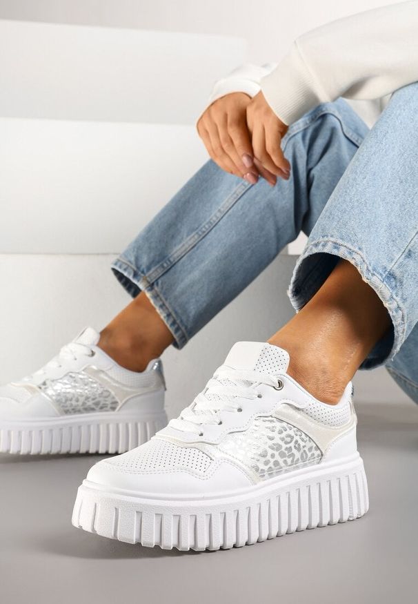 Renee - Białe Sneakersy na Platformie z Tłoczeniami Zdobione Panterkowym Printem Herraza. Kolor: biały. Materiał: jeans. Wzór: aplikacja, nadruk. Obcas: na platformie