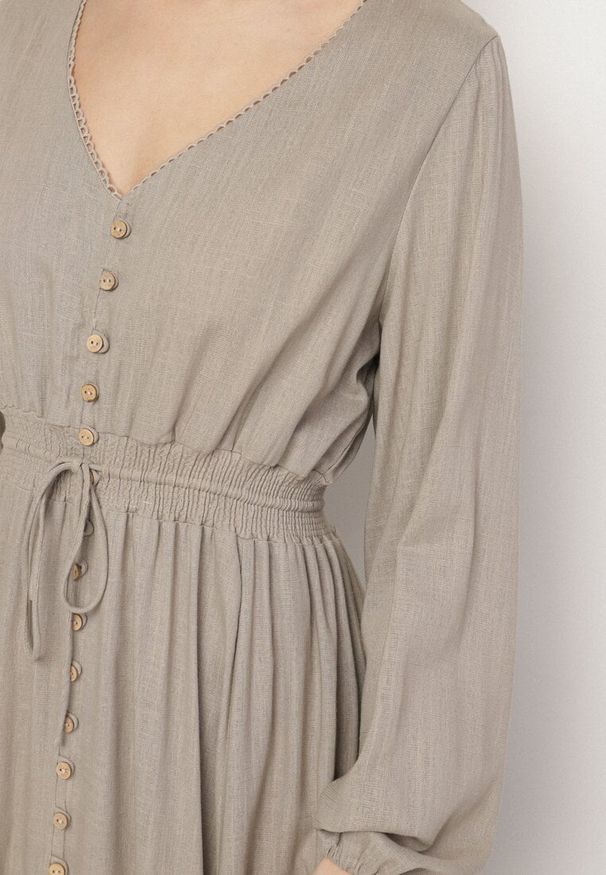 Born2be - Beżowa Rozkloszowana Sukienka z Lnem i Wiskozą Zdobiona Guzikami Maitiella. Okazja: na co dzień. Typ kołnierza: dekolt w kształcie V. Kolor: beżowy. Materiał: len, wiskoza. Długość rękawa: długi rękaw. Wzór: aplikacja. Sezon: wiosna, lato. Styl: casual, elegancki