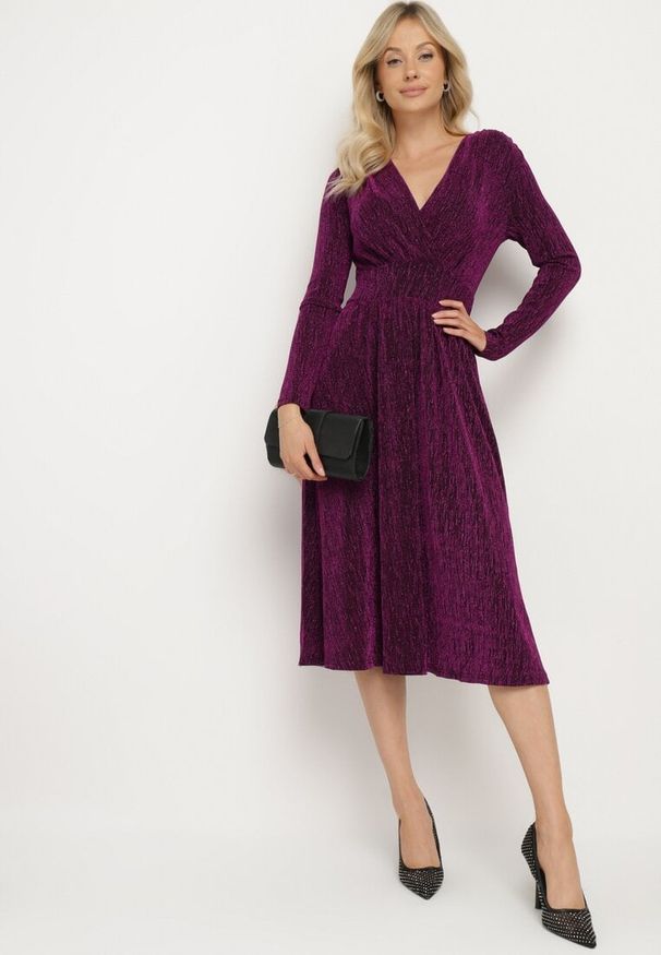 Born2be - Fioletowa Taliowana Sukienka z Wiskozą o Rozkloszowanym Kroju Zdobiona Metaliczną Nicią Mesinae. Okazja: na spotkanie biznesowe, do pracy. Typ kołnierza: dekolt w kształcie V. Kolor: fioletowy. Materiał: wiskoza. Długość rękawa: długi rękaw. Wzór: aplikacja. Typ sukienki: rozkloszowane. Styl: biznesowy, elegancki, glamour, wizytowy