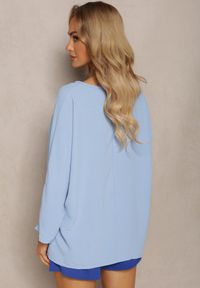 Renee - Jasnoniebieska Bluzka o Fasonie Nietoperza z Naszyjnikiem Kenola. Kolor: niebieski. Styl: elegancki #3