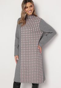 Born2be - Ciemnoszara Sukienka o Pudełkowym Kroju z Półgolfem i Geometrycznym Wzorem Karbisa. Kolor: szary. Wzór: geometria. Styl: klasyczny #1