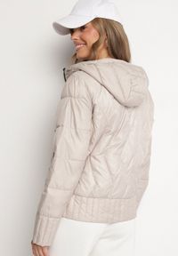 Born2be - Beżowa Dwustronna Kurtka Pikowana z Kieszeniami i Kapturem Eralethra. Okazja: na spacer, na co dzień. Kolor: beżowy. Materiał: jeans. Długość rękawa: długi rękaw. Długość: długie. Wzór: aplikacja. Styl: casual, elegancki #5