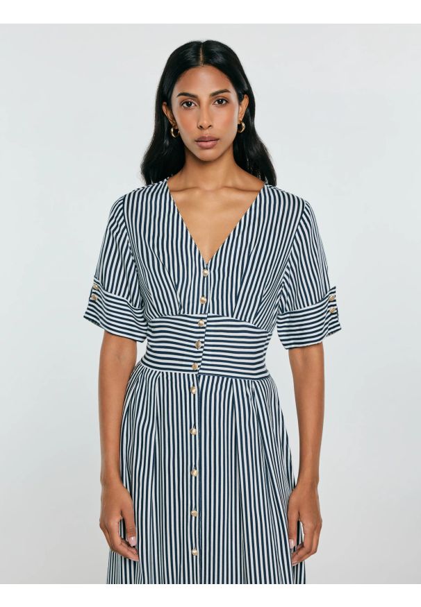 Big-Star - Sukienka damska midi z wiskozy w paski granatowo-białe Zissa 403. Okazja: do pracy, na co dzień, na spotkanie biznesowe. Kolor: niebieski. Materiał: wiskoza. Długość rękawa: krótki rękaw. Wzór: paski. Styl: biznesowy, klasyczny, casual. Długość: midi