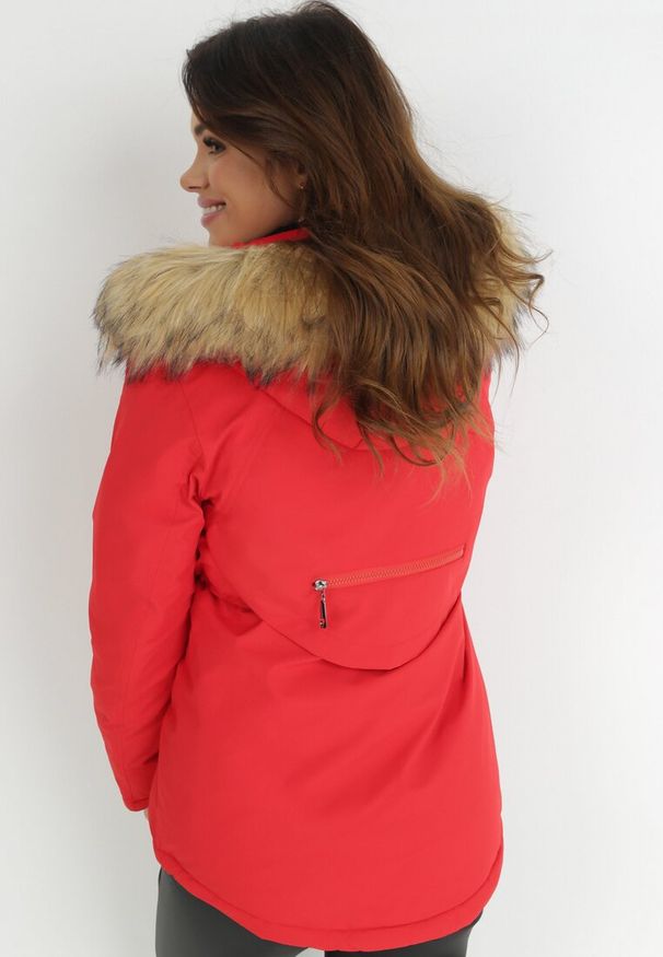 Born2be - Czerwona Kurtka Parka z Odpinanym Kapturem i Futerkiem Noizie. Okazja: na co dzień. Kolor: czerwony. Materiał: futro. Styl: elegancki, casual
