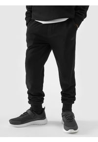 4f - 4F Spodnie dresowe joggery chłopięce - czarne 146 (10-11 lat). Okazja: na co dzień. Kolor: czarny. Materiał: dresówka. Wzór: gładki, ze splotem. Sezon: lato. Styl: casual, sportowy #2