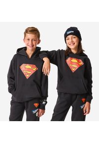 Decathlon - Bluza dziecięca Domyos z kapturem Superman. Typ kołnierza: kaptur. Kolekcja: plus size. Kolor: czarny. Materiał: tkanina, elastan, materiał, prążkowany, poliester, bawełna. Wzór: motyw z bajki. Sport: joga i pilates #1