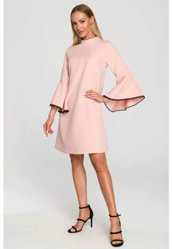 MOE - Elegancka sukienka trapezowa z bufiastymi rękawami pudrowa. Typ sukienki: trapezowe. Styl: elegancki