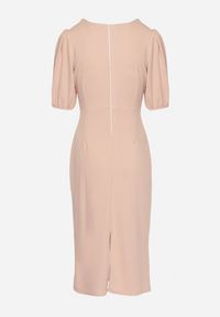 Born2be - Różowa Sukienka o Dopasowanym Kroju z Marszczeniem i Wycięciem w Talii Desannia. Okazja: na co dzień. Kolor: różowy. Długość rękawa: krótki rękaw. Typ sukienki: dopasowane. Styl: klasyczny, casual #3