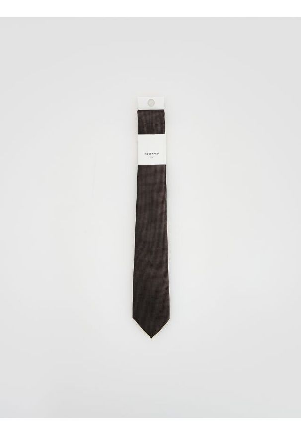 Reserved - Wąski krawat w drobny wzór - ciemnobrązowy. Kolor: brązowy