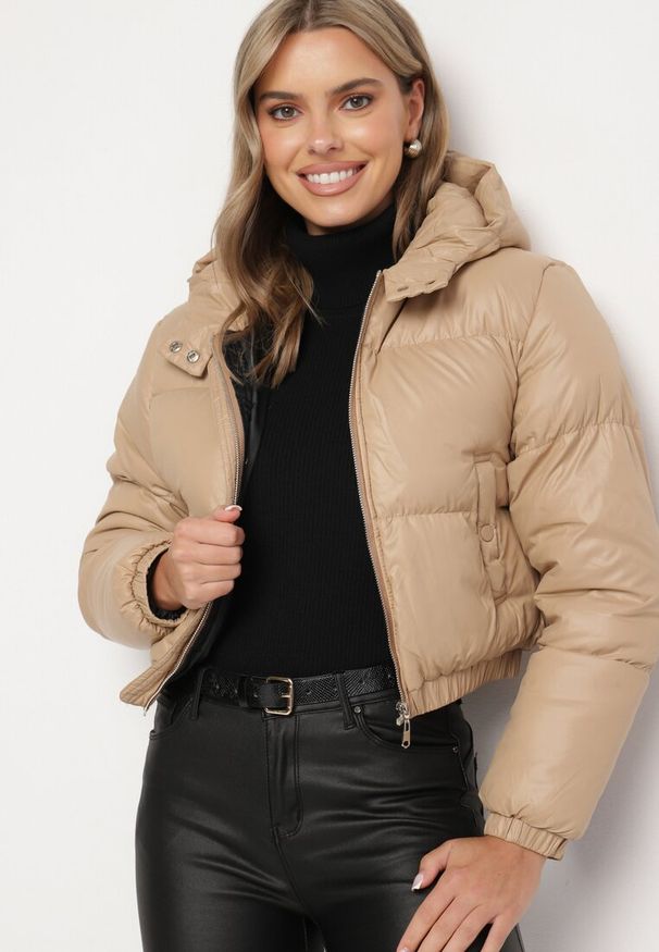 Born2be - Ciemnobeżowa Kurtka Pikowana o Krótkim Fasonie z Kapturem Tinthella. Okazja: na spacer, na co dzień. Typ kołnierza: kaptur. Kolor: beżowy. Materiał: jeans. Długość: krótkie. Wzór: aplikacja. Styl: elegancki, casual