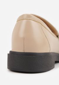 Renee - Beżowe Mokasyny na Płaskiej Podeszwie Ozdobione Metaliczną Aplikacją Evaretha. Okazja: na co dzień. Kolor: beżowy. Materiał: jeans. Wzór: aplikacja. Obcas: na płaskiej podeszwie. Styl: casual, elegancki #4