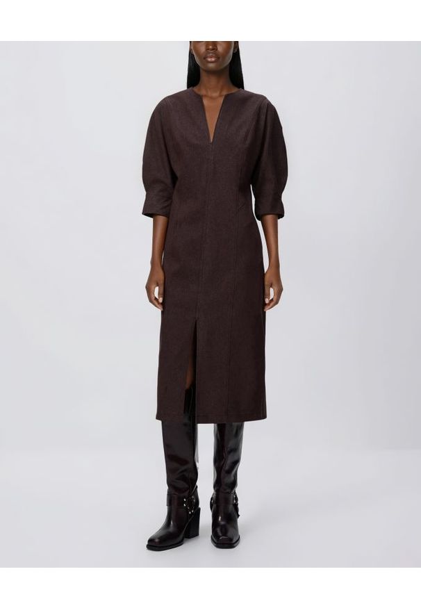 Reserved - Sukienka maxi z rozcięciem - brązowy. Kolor: brązowy. Materiał: tkanina, bawełna. Typ sukienki: proste. Długość: maxi