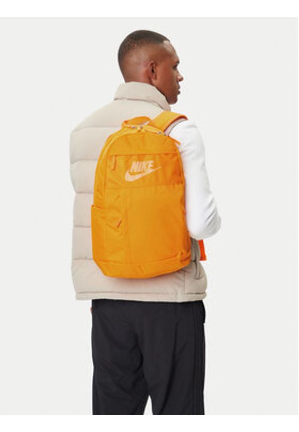 Nike Plecak DD0562 836 Pomarańczowy. Kolor: pomarańczowy. Materiał: materiał