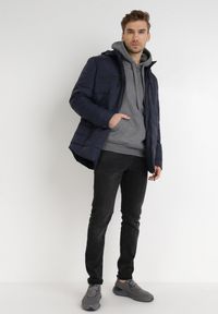 Born2be - Granatowa Kurtka Agamocles. Okazja: na co dzień. Typ kołnierza: kołnierzyk stójkowy. Kolekcja: plus size. Kolor: niebieski. Materiał: jeans, tkanina, dresówka. Styl: klasyczny, casual #7