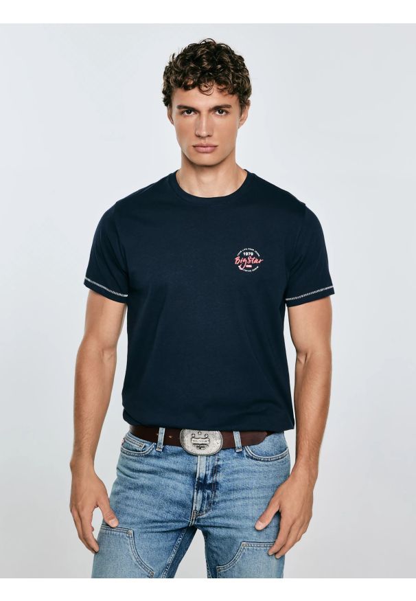 Big-Star - Koszulka męska z kontrastowymi przeszyciami granatowa Elvin 403. Okazja: na co dzień. Kolor: niebieski. Materiał: skóra, denim, materiał, dzianina, jeans, bawełna. Wzór: nadruk. Styl: klasyczny, casual