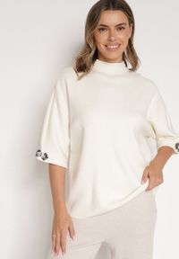 Born2be - Jasnobeżowy Sweter Ozdobiony na Rękawach Cyrkoniami Aletusa. Okazja: na co dzień. Kolor: beżowy. Materiał: jeans. Wzór: aplikacja. Styl: elegancki, casual #2