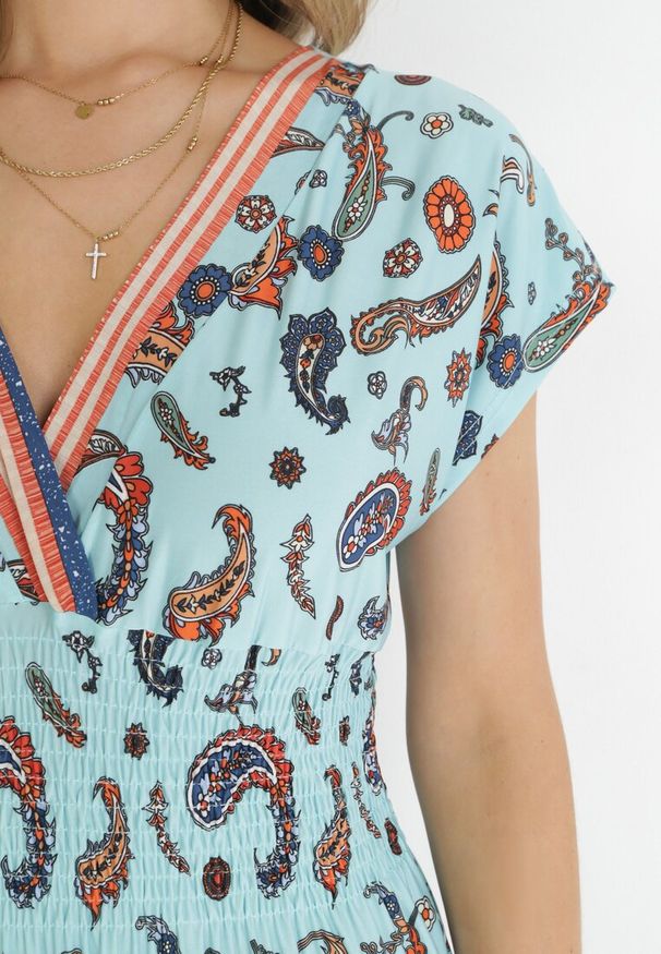 Born2be - Jasnoniebieska Kopertowa Sukienka Maxi z Gumką w Pasie we Wzór Paisley Anitte. Kolor: niebieski. Wzór: paisley. Sezon: wiosna, lato. Typ sukienki: kopertowe. Długość: maxi