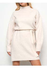 Sinsay - Swetrowa sukienka - kremowy. Typ kołnierza: golf. Kolor: kremowy. Materiał: materiał. Długość rękawa: długi rękaw #1