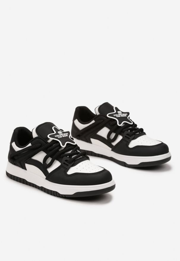 Renee - Czarne Sneakersy z Grubymi Sznurowadłami i Naszywką w Kształcie Gwiazdki Alesine. Nosek buta: okrągły. Zapięcie: sznurówki. Kolor: czarny. Wzór: aplikacja. Sezon: wiosna, jesień, lato. Obcas: na obcasie. Wysokość obcasa: niski