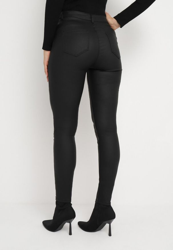Born2be - Czarne Spodnie Skinny z Imitacji Skóry Amarael. Okazja: na co dzień. Kolor: czarny. Materiał: skóra. Wzór: aplikacja. Styl: sportowy, klasyczny, elegancki, casual