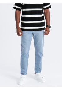 Ombre Clothing - Męskie spodnie jeansowe CARROT FIT z delikatnymi przetarciami – jasnoniebieskie V2. Okazja: na co dzień. Kolor: niebieski. Materiał: jeans. Wzór: aplikacja. Styl: casual #9
