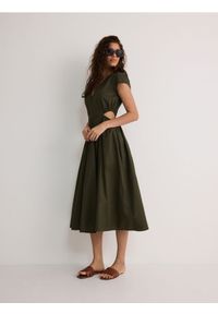 Reserved - Sukienka midi z wycięciami - oliwkowy. Kolor: oliwkowy. Materiał: bawełna. Długość: midi