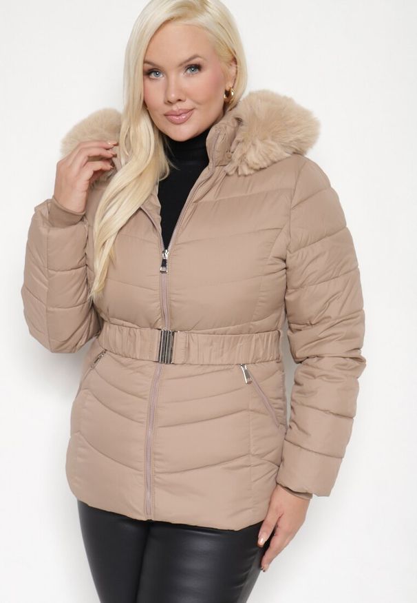Born2be - Ciemnobeżowa Pikowana Kurtka Zimowa z Paskiem i Kapturem z Futrem z Możliwością Odpięcia Toriella. Okazja: na co dzień. Kolekcja: plus size. Kolor: beżowy. Długość: długie. Wzór: aplikacja. Materiał: futro. Długość rękawa: długi rękaw. Sezon: zima. Styl: wizytowy, elegancki, casual