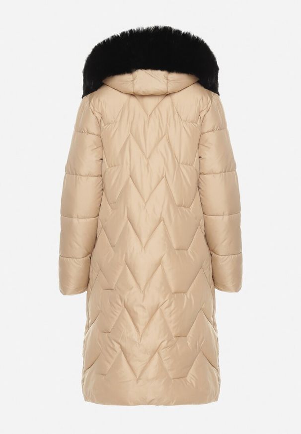 Born2be - Beżowa Pikowana Kurtka o Długim Kroju z Kapturem Kieszeniami i Odpinanym Futerkiem Liliraeth. Okazja: na spacer, na co dzień. Typ kołnierza: kaptur. Kolor: beżowy. Materiał: futro. Długość rękawa: długi rękaw. Długość: długie. Wzór: aplikacja. Styl: casual, elegancki