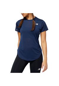 Koszulka New Balance WT23222NGO - granatowa. Kolor: niebieski. Materiał: materiał, poliester. Długość rękawa: krótki rękaw. Długość: krótkie. Sport: fitness