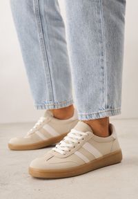 Renee - Beżowe Sneakersy Typu Tenisówki Ozdobione Paskami po Bokach Fefia. Okazja: na co dzień. Zapięcie: pasek. Kolor: beżowy. Materiał: jeans. Wzór: aplikacja. Sezon: wiosna #1