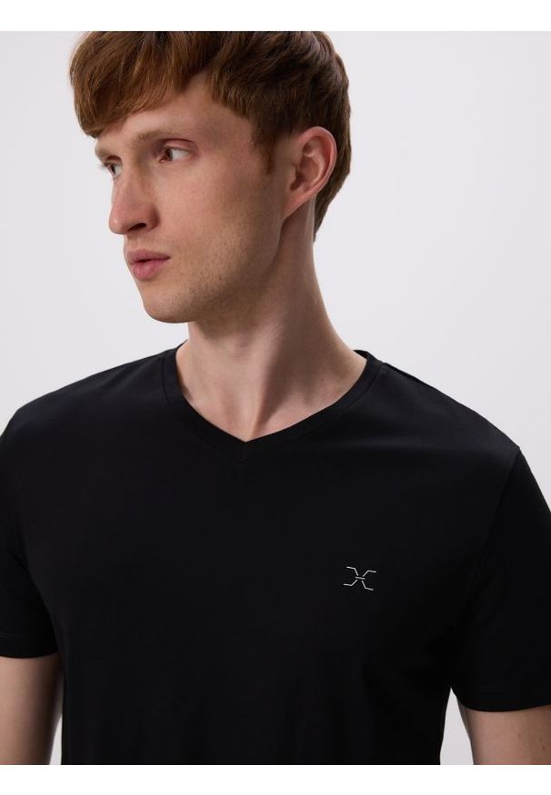 Reserved - T-shirt slim z dekoltem V - czarny. Kolor: czarny. Materiał: dzianina, wiskoza